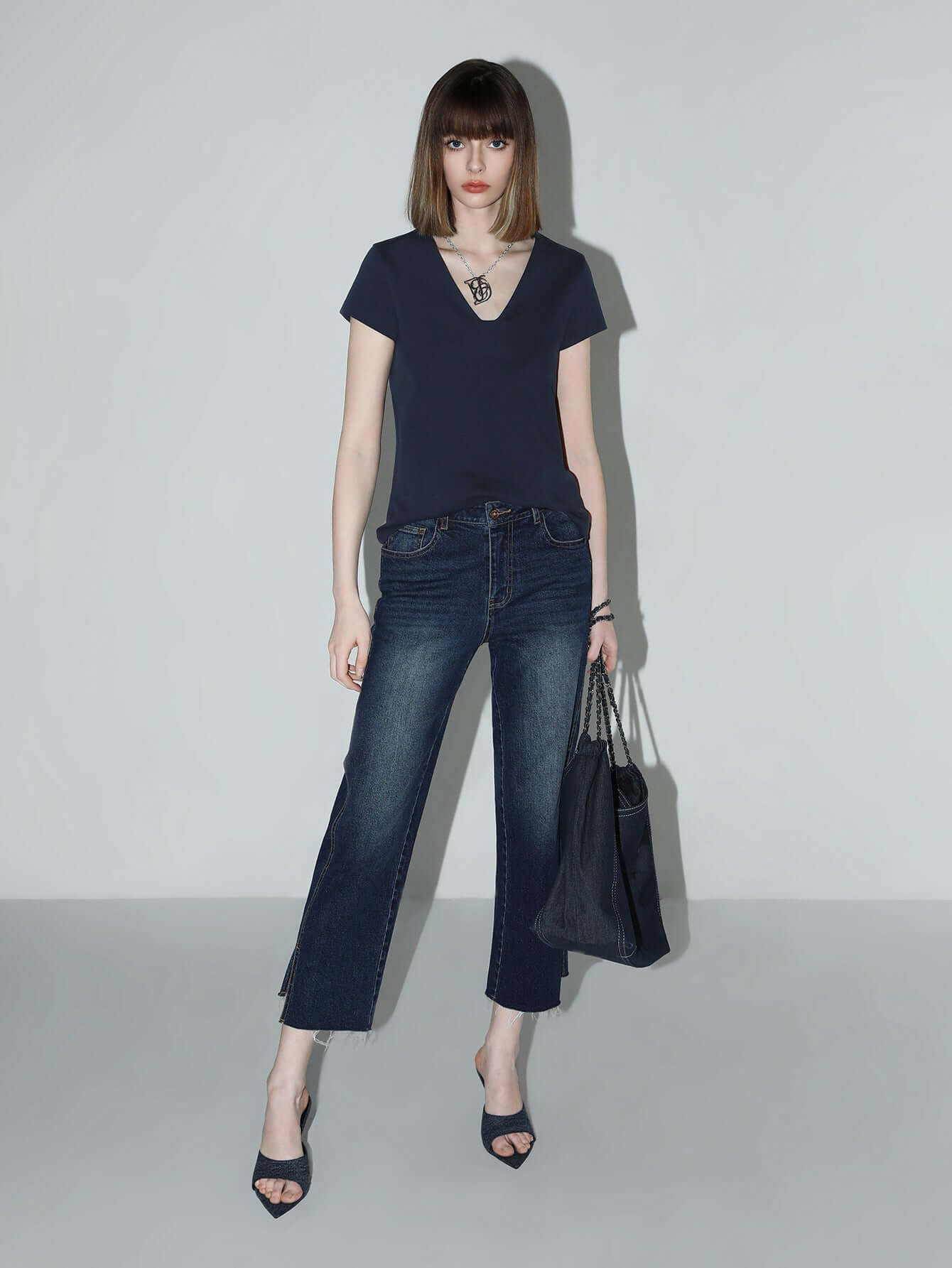 Simple V-Neck Short-Sleeve Tee-4